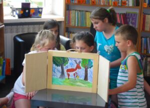 dzieci czytają i przedstawiają swoje karty kamishiabi