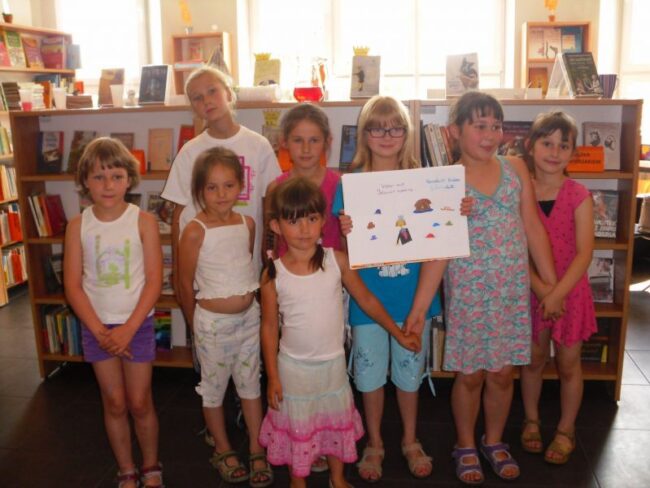 biblioteka_wakacje_2 zdjęcie grupowe dzieci