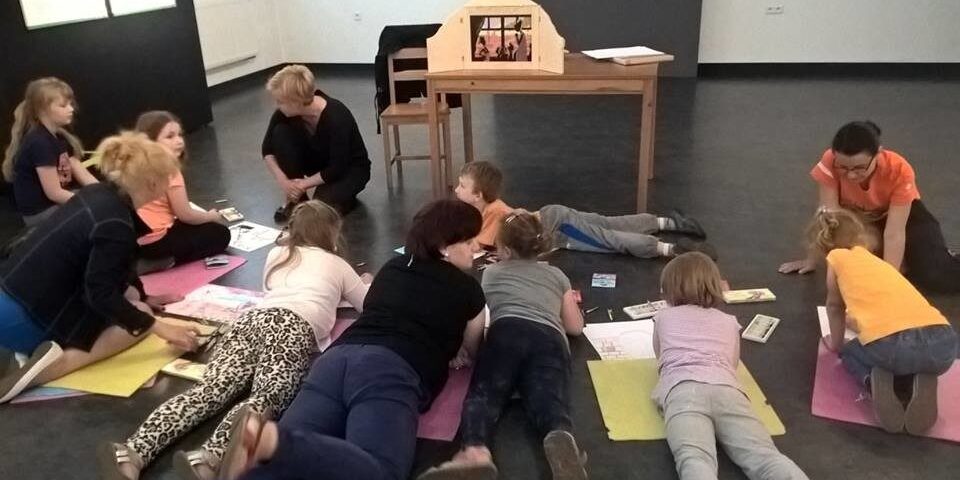 praca grupowa - dzieci tworzą kamiszibaj