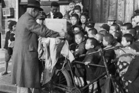 storyteller bicyckle japan zdjęcie czarno-białe opowiadacz kamishibai z rowerem