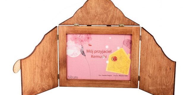 Obraz książki w teatrzyku kamishibai