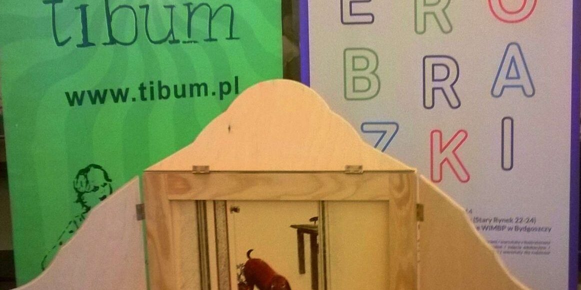 zdjęcie z festiwalu książki kamishibai z tyłu baner Literobrazki