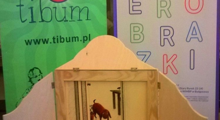 zdjęcie z festiwalu książki kamishibai z tyłu baner Literobrazki