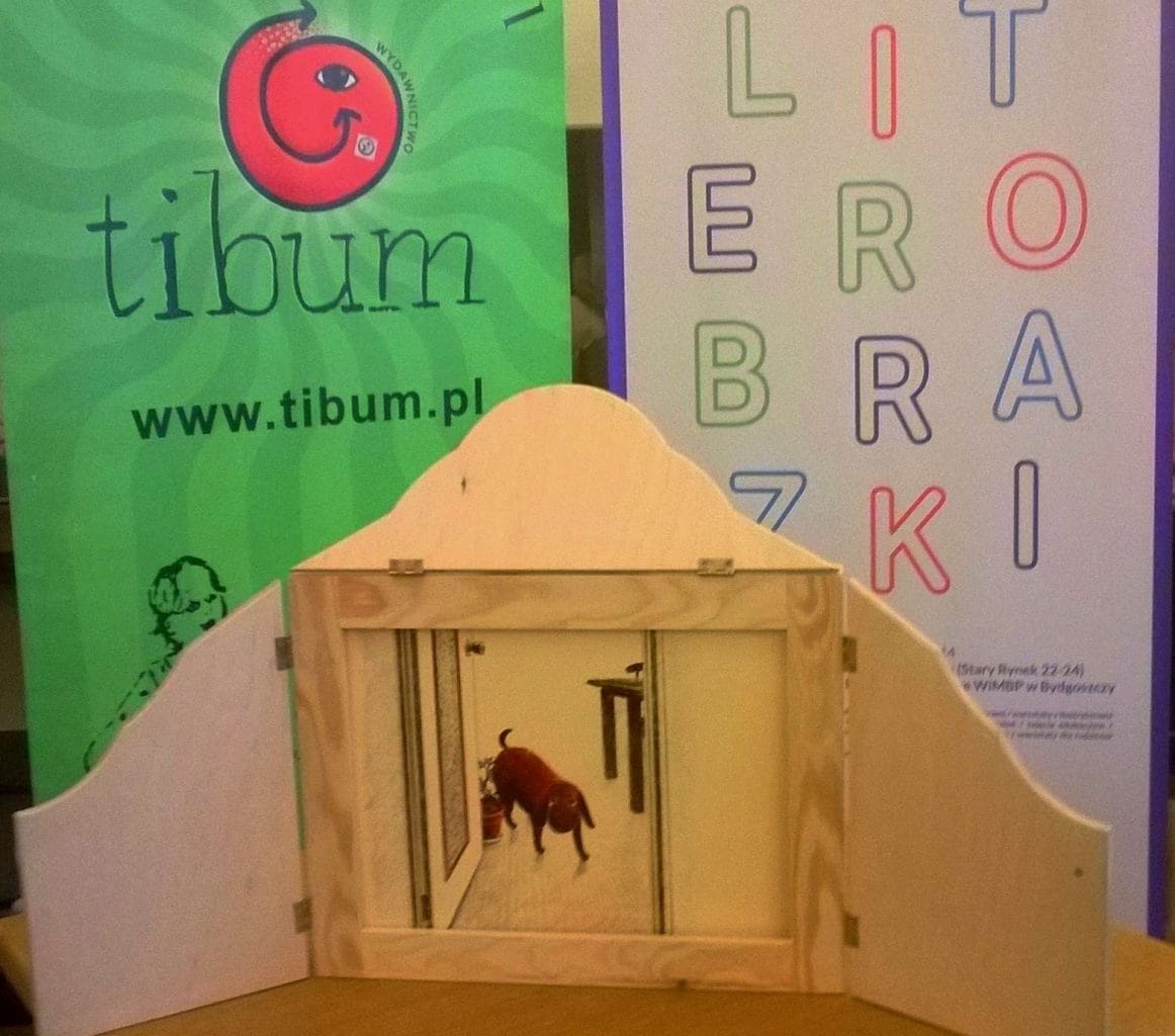 zdjęcie z festiwalu książki kamishibai z tyłu baner Literobrazki