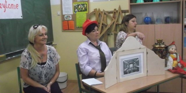 narodowe czytanie Lalki Prusa z użyciem papierowego teatru - zdjęcie z akcji