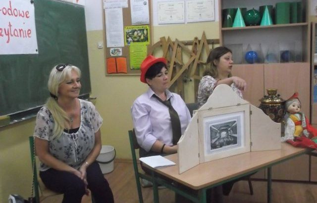 narodowe czytanie Lalki Prusa z użyciem papierowego teatru - zdjęcie z akcji