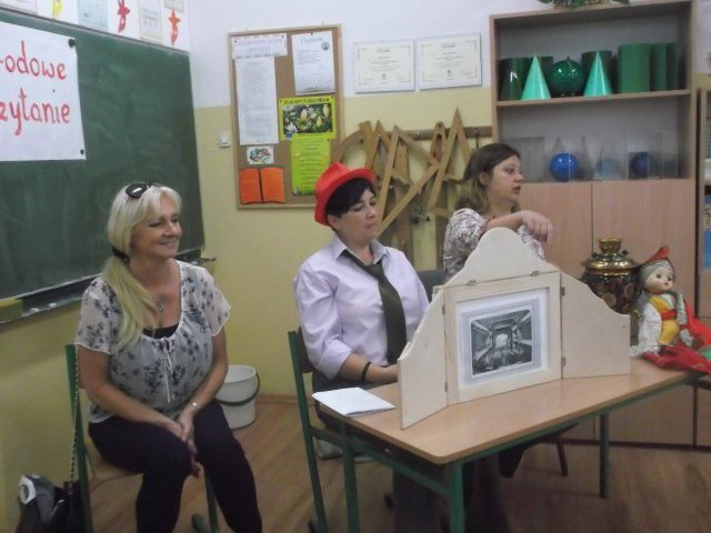 narodowe czytanie Lalki Prusa z użyciem papierowego teatru - zdjęcie z akcji