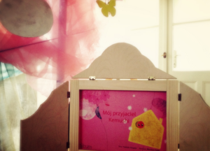 teatrzyk kamishibai otwarty, książka mna stronie tytułowej