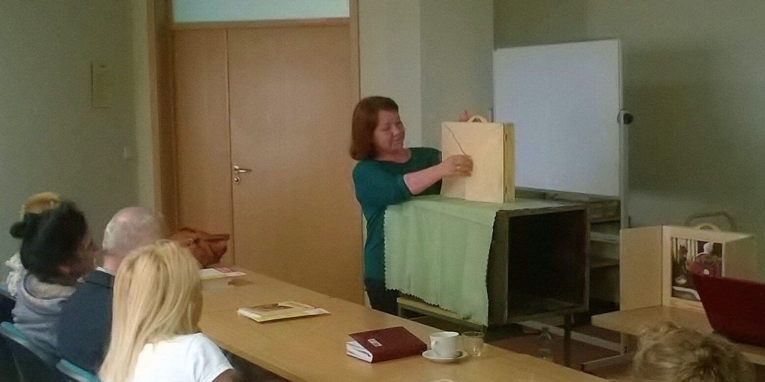 warsztaty i szkolenie dla bibliotekarzy foto bibliotekarz podczas szkolenia